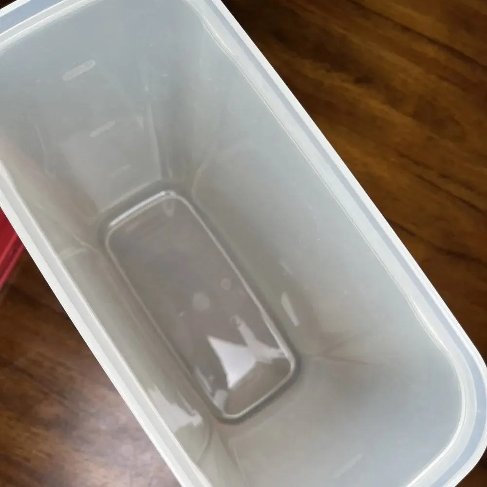Rubbermaid 7N04 Red 21.1 Cup 5L Dry Food Storage Container with Lid Vintage